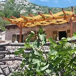 Stone House Bura Ferienhaus